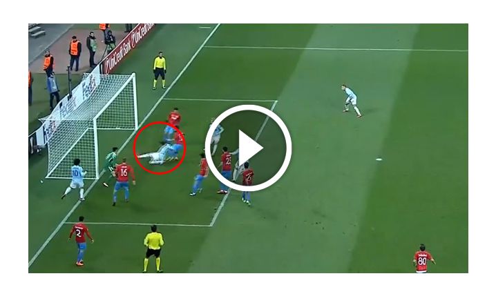 Piłkarz Lazio wybronił... swój własny strzał! xD [VIDEO]